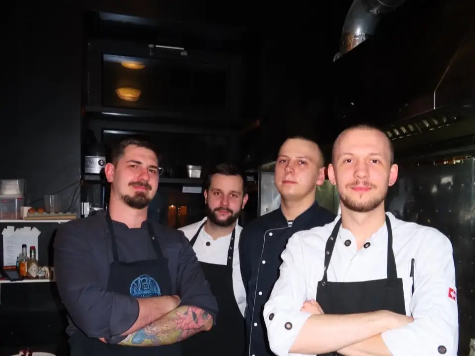 Czterech kucharzy Zakotwiczonego w kuchni